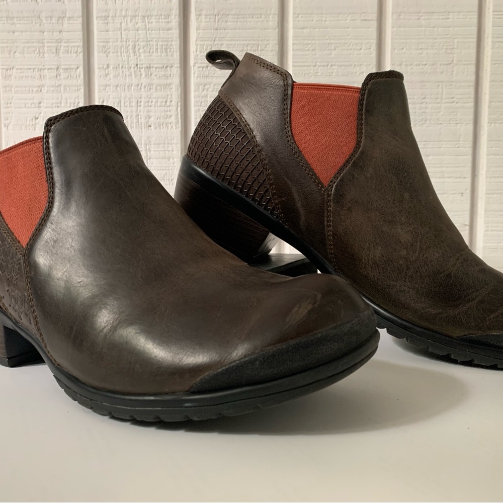 Keen Brown Ankle Boots with Elastic Panels